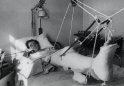 Man in bed, gips